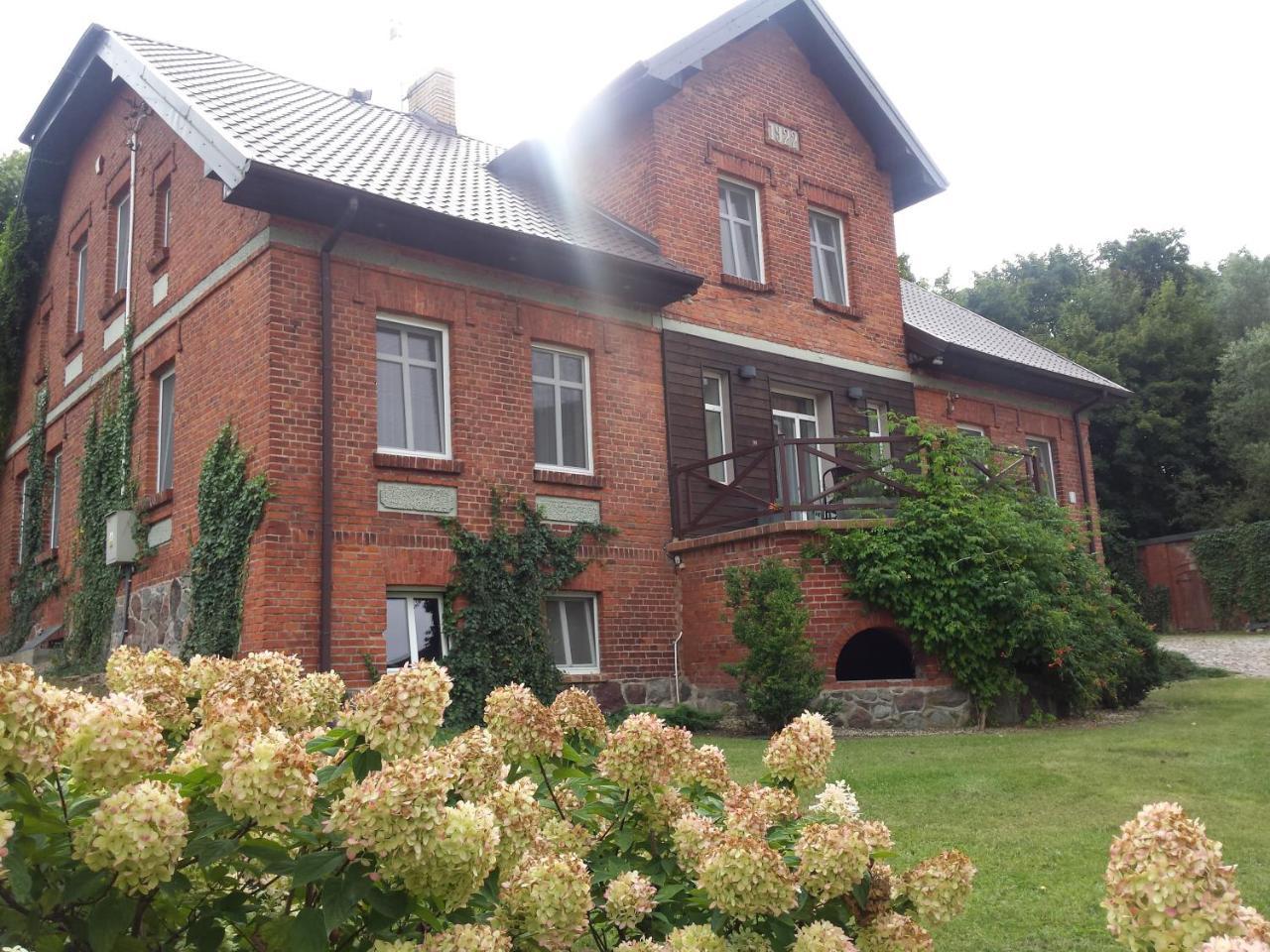 Dom Mlynarza Hotell Zukczyn Exteriör bild